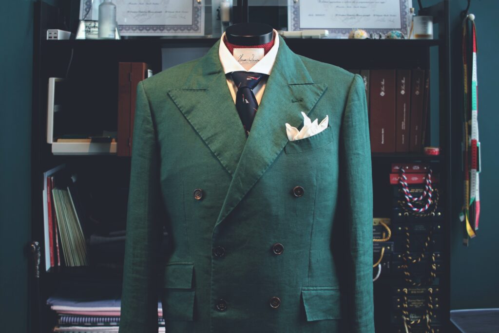Warna hijau juga digunakan sebagai warna jas 